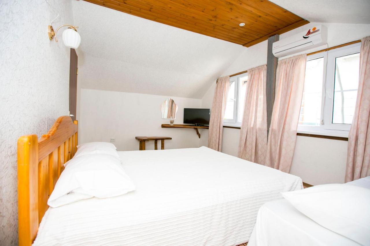Guest House Lavr กากรา ภายนอก รูปภาพ